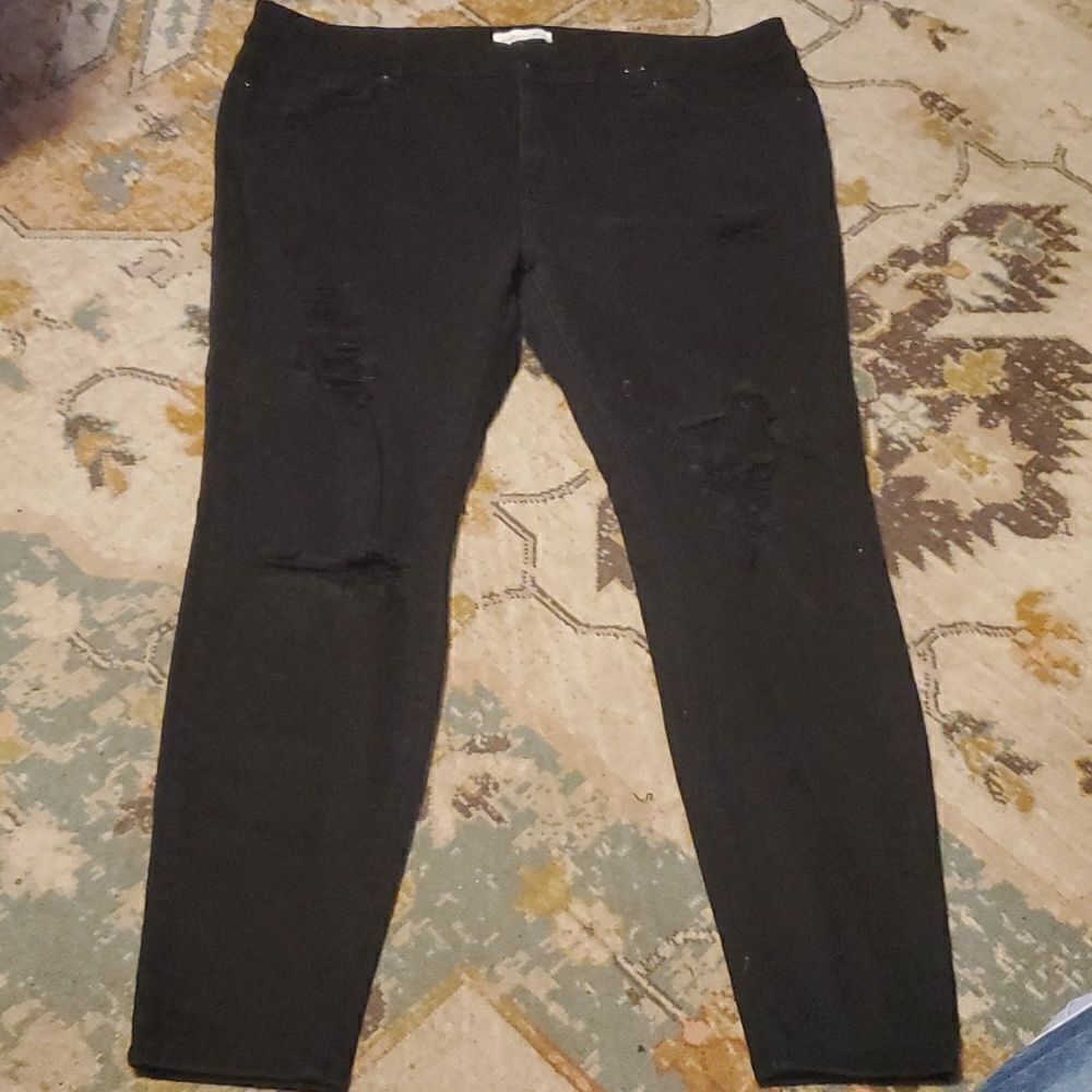 Curvy‎ Mid-Rise Distressed Black Jeans by Stella Cruz